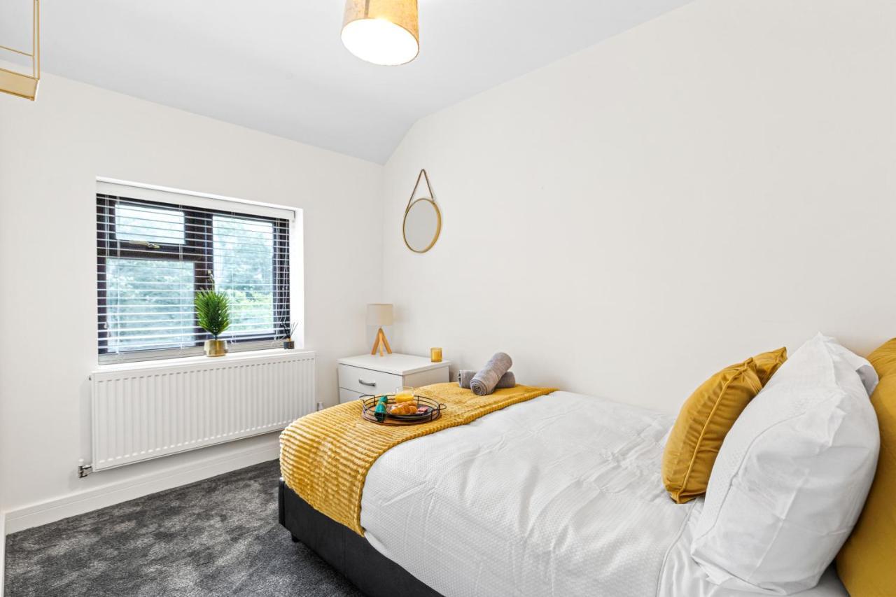 Walsall - 4 Bedroom House, Wi-Fi, Garden , Sleeps 8 - Jrr Stays Bescot المظهر الخارجي الصورة