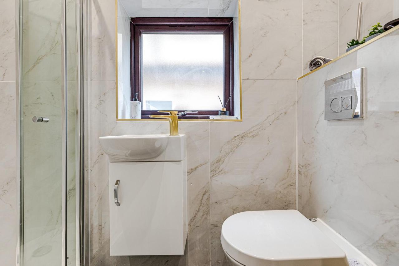 Walsall - 4 Bedroom House, Wi-Fi, Garden , Sleeps 8 - Jrr Stays Bescot المظهر الخارجي الصورة