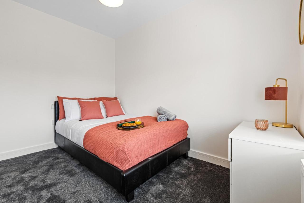 Walsall - 4 Bedroom House, Wi-Fi, Garden , Sleeps 8 - Jrr Stays Bescot المظهر الخارجي الصورة